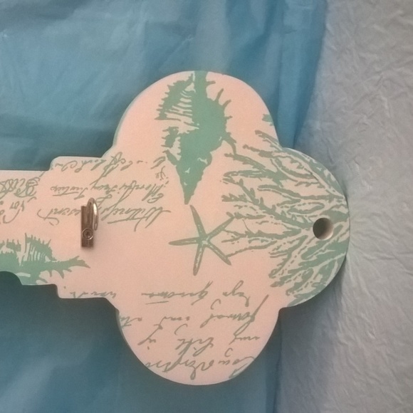 Wood Key Shape Keyholder from Beachcombers - Picture 4 of 8